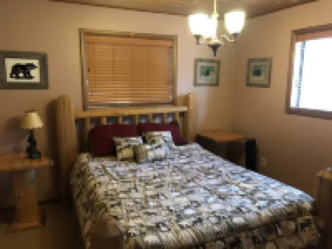 Spacious 5 BR/3 BA Pocono Chalet game room in the Hideout 萊克酒店