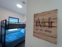 2br w/ private hot tub - 5 min from Revelstoke Mountain Resort!