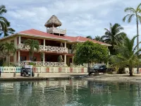 Caribbean Waterfront 2b/2b Placencia Village Condo With Pool!  호텔