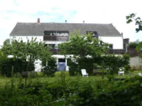 Idyllic location on the Wennsee and 10 min walk to the beach with beautiful garden.