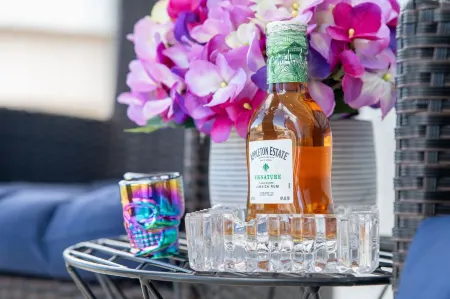 Trendy vacation home-5 mins from Ocho Rios Отели рядом с достопримечательностью «Тертл Ривер Фолс & Гарденс»