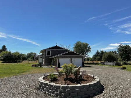 Unique Renovated 4 Bedroom Home on Private Corner Lot Отели рядом с достопримечательностью «Парк Тилликум»