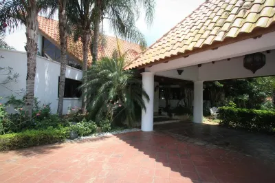 Pristine pool, 4K cinema complete with Apple TV & two Staff members. Hotels in 