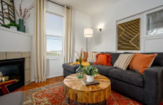 Suite Magnolia. Steps to Downtown & Breweries. Modern 2 bedroom apt w/fireplace.
