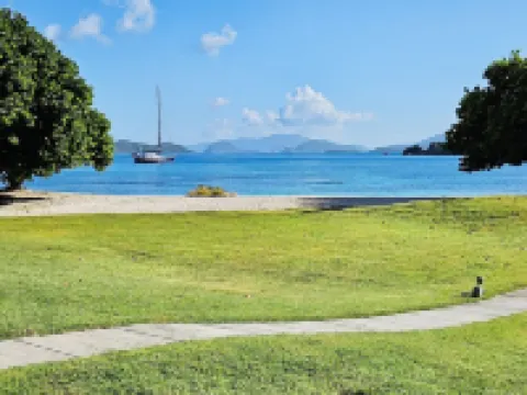 Immerse Yourself in Luxury at our breathtaking beachfront Condo! Hoteles en Santo Tomás