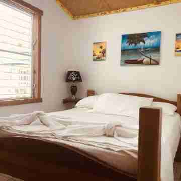 Gumbo Limbo - Go Slow Cabana, Steps from the Ocean, Free Bikes, Free WiFi Rooms