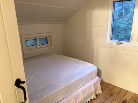 4 bedrooms lovely cottage right on water