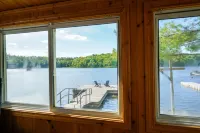 Beautiful Lakefront Cottage with Hot Tub Hotel di Front of Yonge