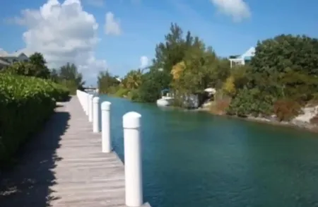 Villa April, Family-Sized Condo-5 minutes from the beautiful beach! Отели в г. The Bight Settlement