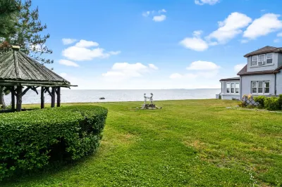 OCEAN/BEACH FRONT, HUGE YARD, SUNSET VIEW Hotels near The Knit