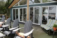 Cozy 4 Season Cottage stunning sunsets on Sparrow LakePet friendly)New Hot Tub Hotels in Severn