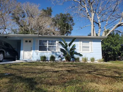 10 mins from the beach, pet friendly, huge yard! Hotels near Heritage Village