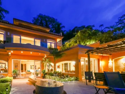 Casa Caleta - Luxurious Toes-In-The-Sand 6-Bedroom Bespoke Villa! のホテル