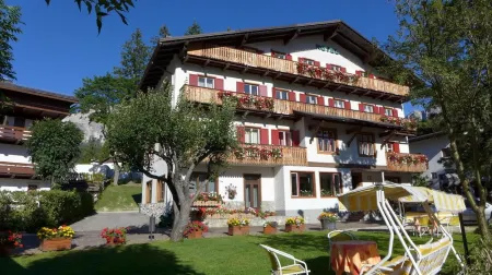 Hotel Bellaria - Cortina d'Ampezzo Отели рядом с достопримечательностью «Museo all'Aperto delle 5 Torri»