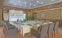 Domaine de la Forêt Hotels in Леннінген