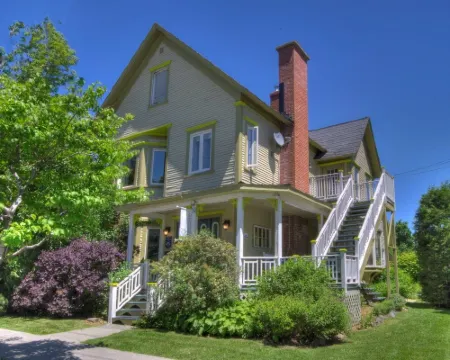 La Belle Victorienne Hotels in Magog