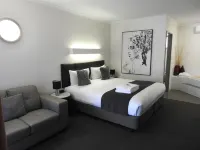 Wine Village Motor Inn - parking