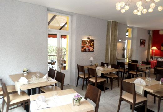 Logis hôtel Restaurant les Carillons의 모던한 인테리어와 레스토랑