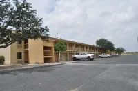 Baymont by Wyndham Fort Stockton - parkir