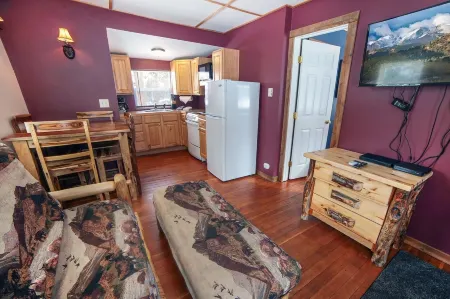 Triple R Cottages- 6 Cabin Отели рядом с достопримечательностью «оз. Спраг»