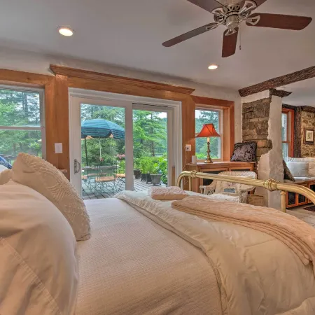 Lakefront Poconos Retreat w/ Hot Tub, Near Hiking!