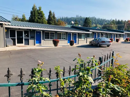 Pine Needles Inn Отели в г. Дансмьюир