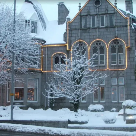 Atholl Hotel Отели рядом с достопримечательностью «Замок Слэйнс»