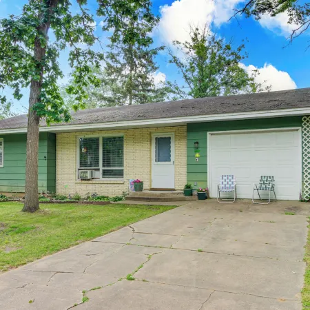 Family-Friendly Home w/ Fire Pit in Pine River Отели в г. Пайн-Ривер