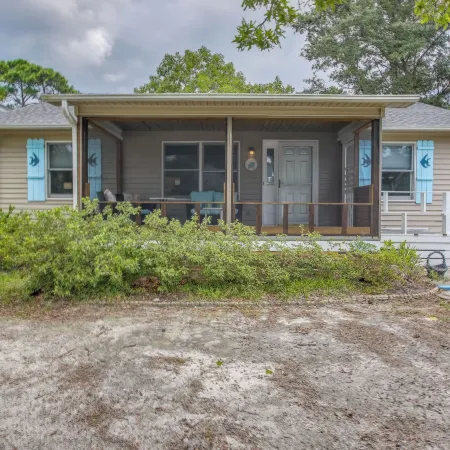 Dog-Friendly Oak Island Rental - 1 Mi to Beach!