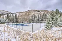 Charming Vail Condo w/ Patio & Mountain Views -  Ferienwohnungen