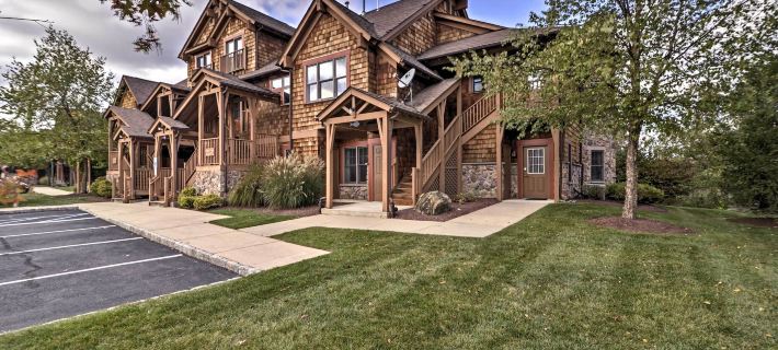 Spacious Condo w/ View < 1 Mi to Mtn Creek Resort! Ξενοδοχεία στην πόλη Vernon