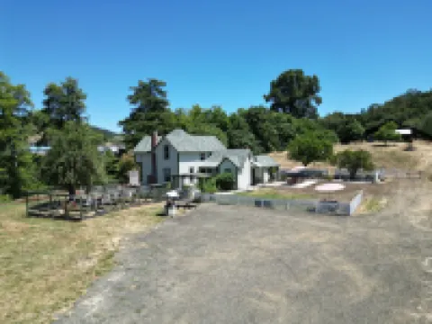 Charming 4-bedroom Pearce Historic Farmhouse in Roseburg with AC and WIFI