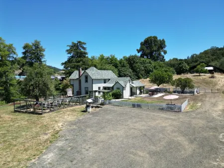 Charming 4-bedroom Pearce Historic Farmhouse in Roseburg with AC and WIFI