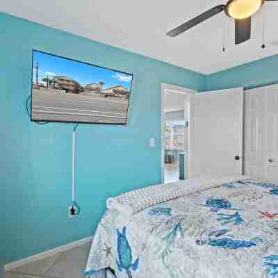 2BR Retreat with Pool, Near Beach and The Hangout Rooms