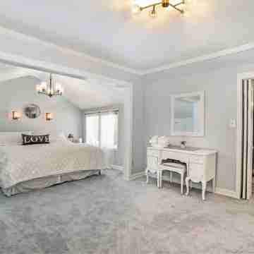 Charming 4-bedroom cottage in South Haven -- 2 miles from beach and downtown. Rooms