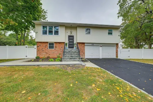 Bay Shore Vacation Rental ~ 7 Mi to the Beach - Country Houses