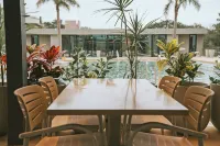 Howard Johnson by Wyndham Resistencia La Ribera - Pools