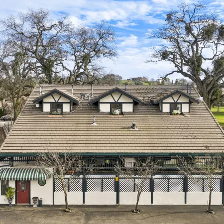The 10th Green Inn
