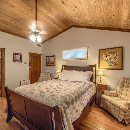 Waldrip Studio Bedroom Cabin by Redawning