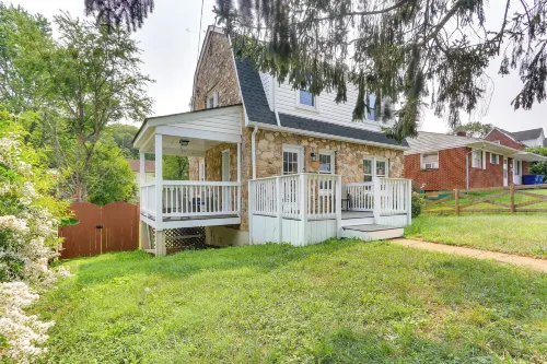 Chic Front Royal Retreat Near Shenandoah River! - parking