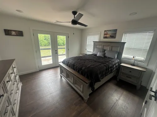 Charming RIVER FRONT 3-bedroom home  Van Buren on Current River.. brand new! Hotel a Carter Township