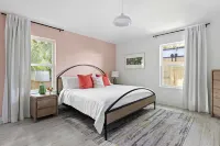 Haven & Hidden Grove Buyout 2 Homes - Walk to Beach Hot Tub, Game Room, Deck فنادق في Vilano Beach
