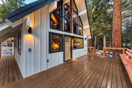 Peaceful Tahoe Retreat 5Mins to Lake Cozy Modern Cabin Отели в г. Carnelian Bay