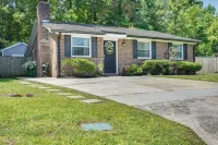 Cozy Goose Creek Escape w/ Patio & Grill - Homestays