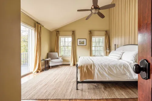 Cortland by AvantStay Charming Heritage Estate w Private Lake Pool