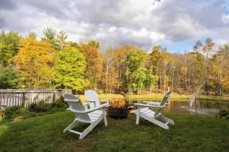 Cortland by AvantStay Charming Heritage Estate w Private Lake Pool Отели рядом с достопримечательностью «Napping Horse Farm»