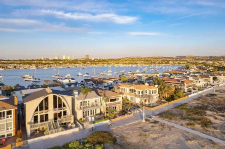 Beach Break by AvantStay Oceanfront View Patio Отели рядом с достопримечательностью «Шерман Лайбрари & Гарденс»