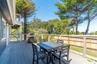 Rustic modern cottage on 2 acres--minutes from Mendocino Village