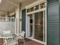 Lagoon Style Pool and Steps to Baytowne Wharf - Elegant Oasis Hotel a Walton County