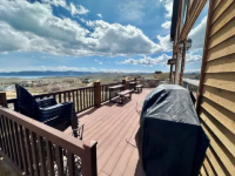 Rustic Mountain Lake Escape